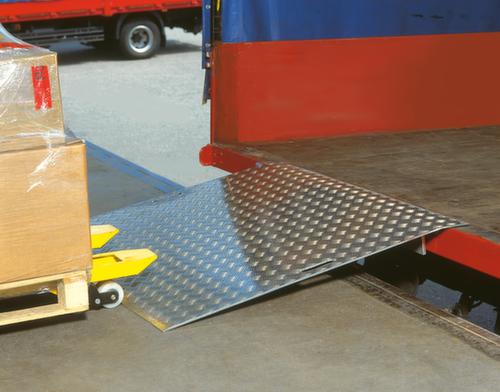 Ponte di attraversamento con fori di presa