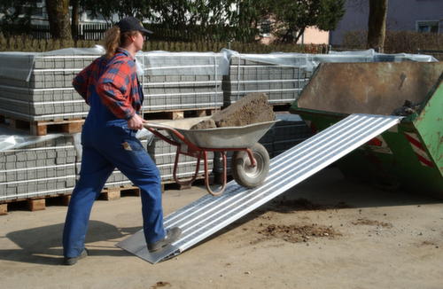 Binario di carico con protezione antiscivolo