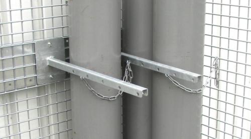 Deposito bombole di gas con porte a battente a traliccio