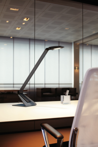 MAUL lampada LED da tavolo regolabile MAULsolaris, luce bianco neutro, argento