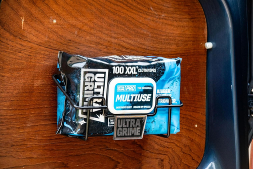 Staffa di supporto per veicolo per panni per pulizia