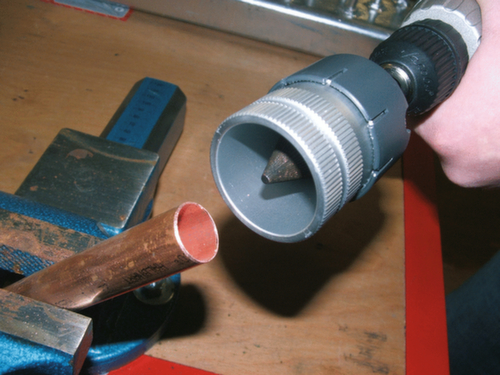 Adattatore per sbavatore di tubi