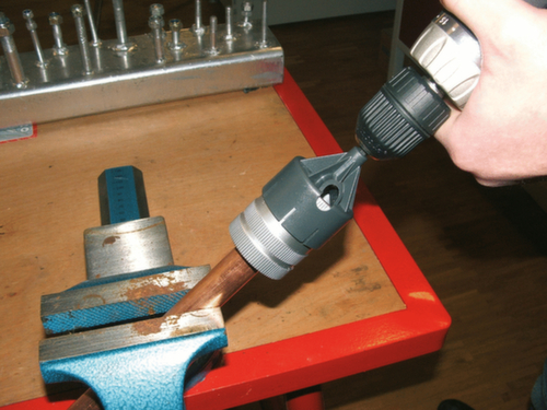 Adattatore per sbavatore di tubi