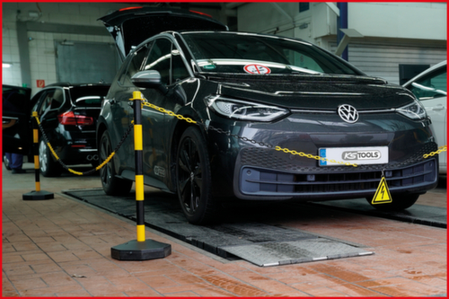 Set di pali della barriera con catena